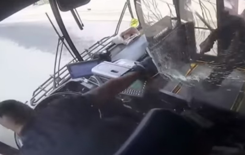 Schimb de focuri într-un autobuz, în SUA, între un pasager și șoferul care a refuzat să oprească între stații. Momentul a fost filmat