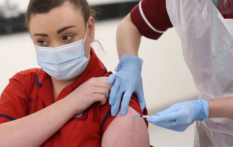 „Apelați la preoți, influenceri și vloggeri, pentru promovarea vaccinării!”. 4 oameni din publicitate fac sugestii pentru o campanie mai eficientă