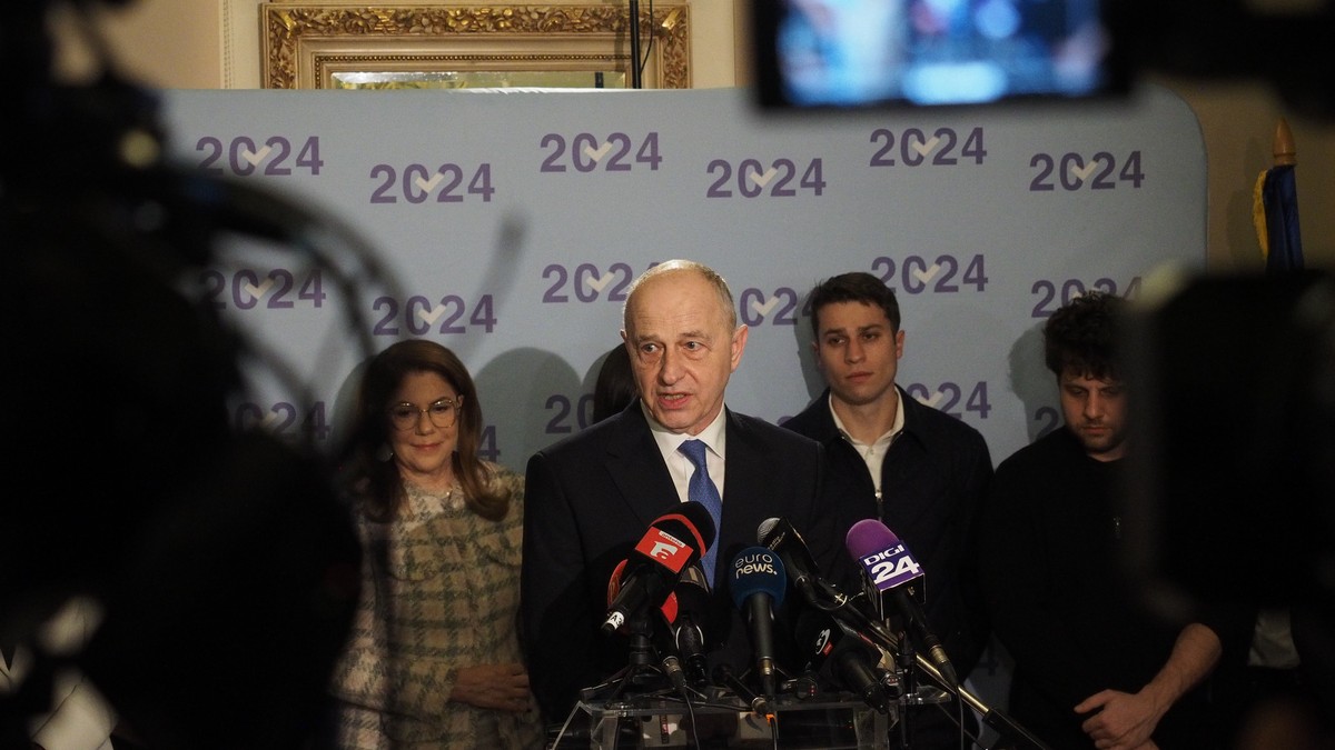 Mircea Geoană a făcut declarații după afișarea exit-poll-urilor care l-au creditat cu aproximativ 5% din voturi Foto: Ionuț Mureșan