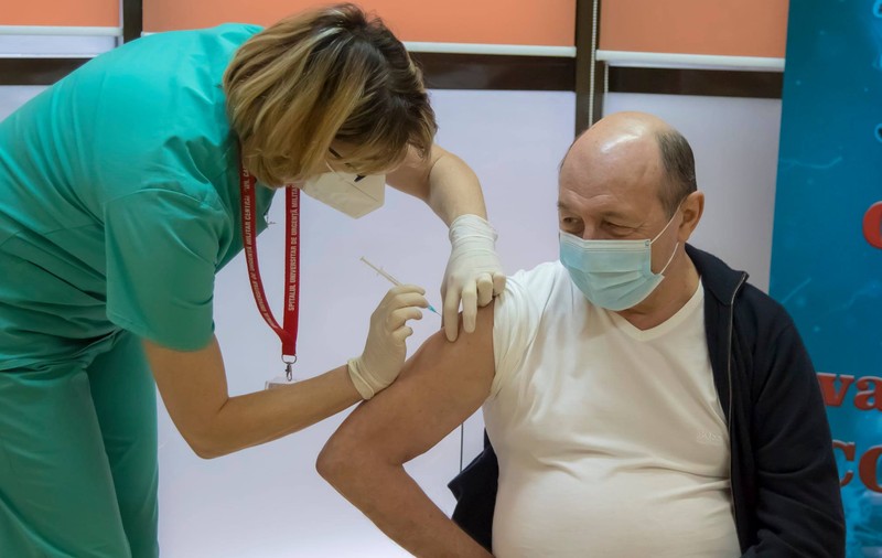 Fostul președinte Traian Băsescu s-a vaccinat anti-Covid la Spitalul Militar. „A fost foarte plăcut”