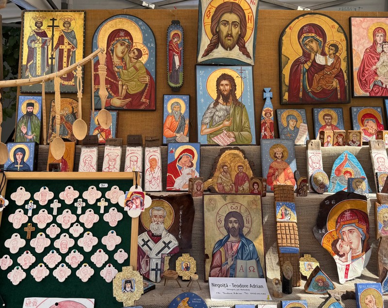 Teodore-Adrian Negoiță, artistul care transformă icoanele și lingurile de lemn în povești vii ale satului românesc: „Am pictat pe pietre, pe coajă de ou sau pe scoarță de copac”
