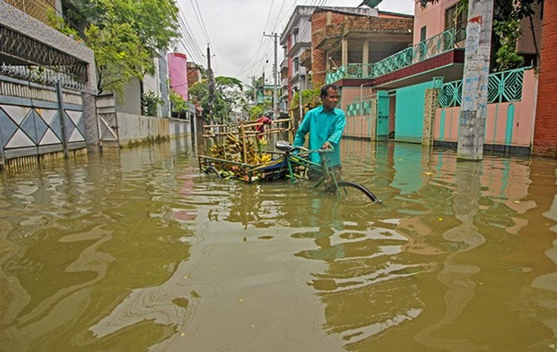 Zeci de morți și milioane de oameni izolați, după cele mai grave inundații din ultimele decenii, în Bangladesh și India