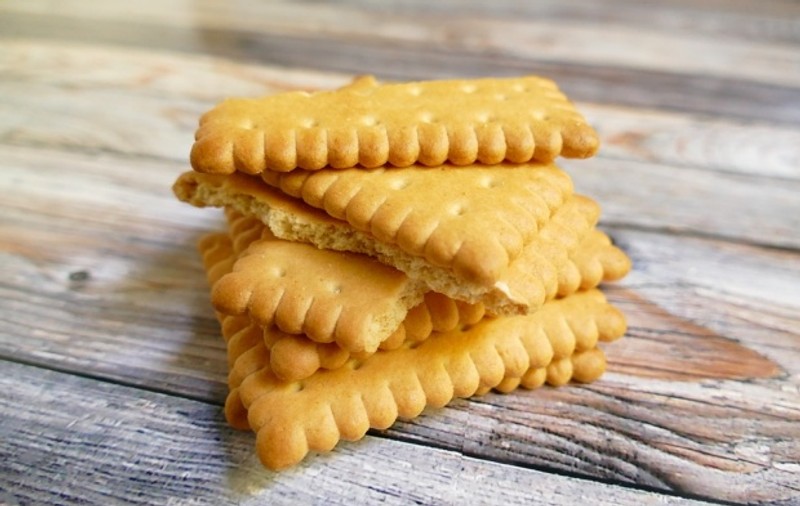 O polițistă a fost pusă sub acuzare pentru că i-a furat un pachet de biscuiți unui condamnat