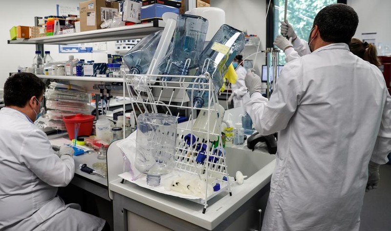 epa08450169 Researchers from the San Sebastian company Viralgen Vector Core, specialized in the production of viral vectors for gene therapy, work in their laboratory in San Sebastian, northern Spain, 28 May 2020. Viralgen has been chosen to 'mass' manufacture a vaccine against COVID-19 by Massachusetts Brigham General Hospital (MGB) and Harvard University. EPA-EFE/Javier Etxezarreta