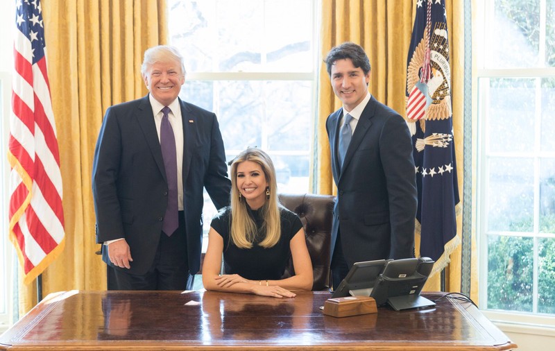 Ivanka Trump a iscat noi critici, după ce s-a fotografiat în fotoliul prezidențial: ”Nu te-a ales nimeni pe tine”