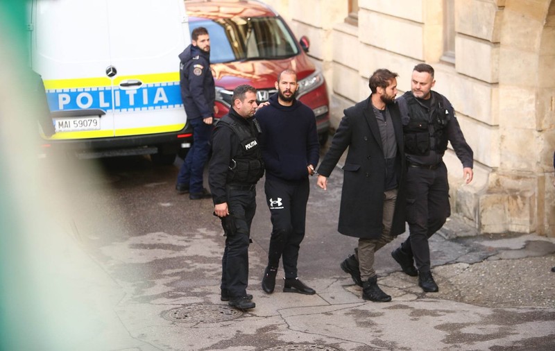 Frații Andrew și Tristan Tate rămân în arest încă 30 de zile. Cele două complice, plasate în arest la domiciliu