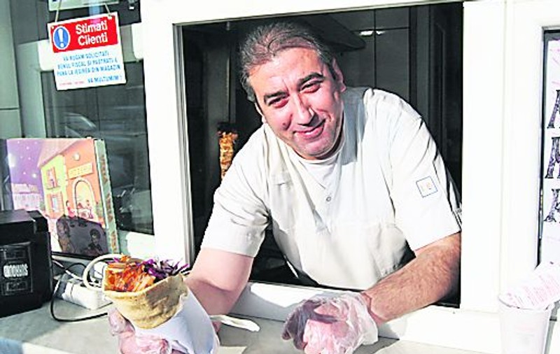 Vânzătorii trebuie să poarte mănuşi