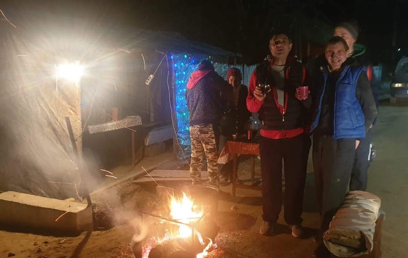 Localnicii din Poiana Mare, Dolj, nu dorm în această noapte. Îşi păzesc fântânile să nu le fie spurcate