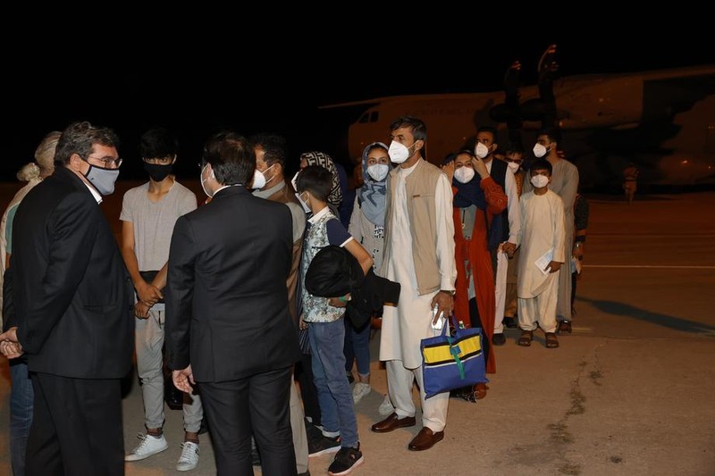 Cetățeni spanioli și afgani care au lucrat în armata spaniolă sunt evacuați din Kabul. FOTO EPA-EFE