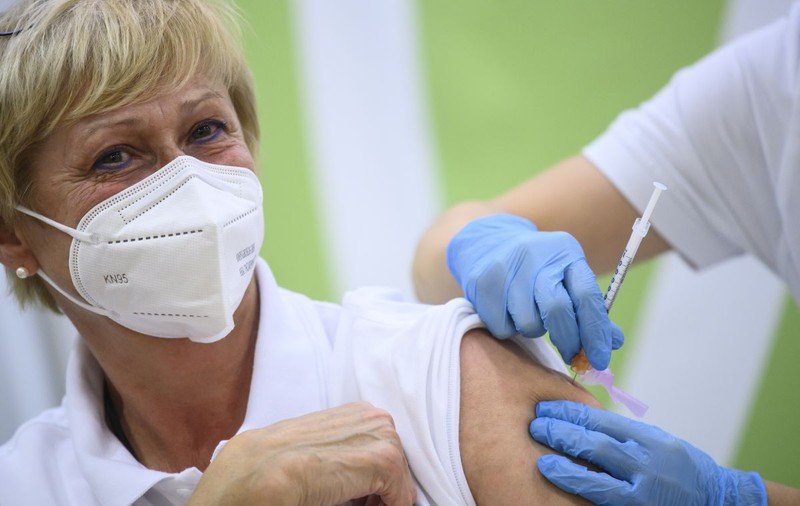 Austria a suspendat imunizarea cu un lot de vaccinuri AstraZeneca după moartea unei persoane și îmbolnăvirea alteia