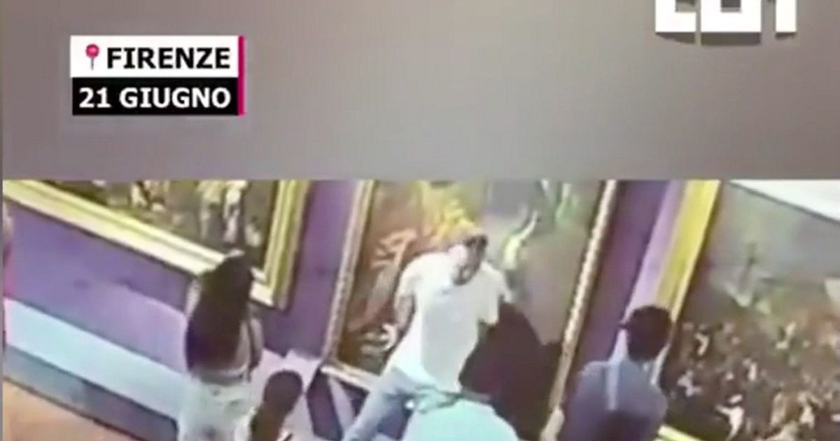 Un vizitator se împiedică și deteriorează un tablou de 300 de ani din Galeria Uffizi din Florența, Italia