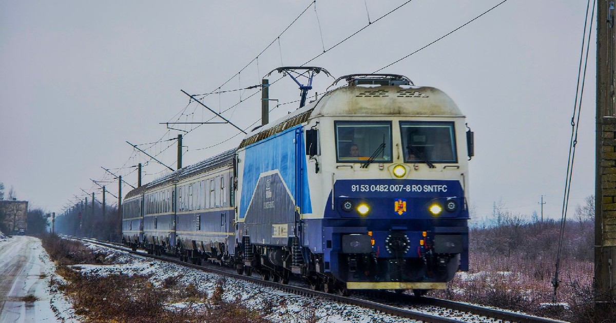 Locomotivă CFR, alb cu albatsru, iarna - ianuarie 2026