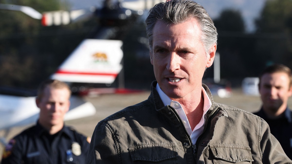 Guvernatorul Californiei Gavin Newsom, într-o cămașă verde închis