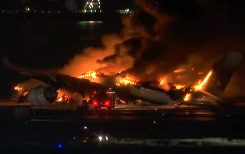 Decizia care i-a salvat: cum au scăpat cu viață toți cei 379 de pasageri ai avionului care a luat foc pe aeroportul din Tokyo