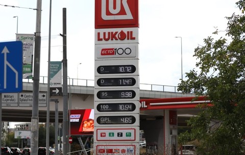 O stație peco Lukoil care are afișate electronic prețurile la benzină și motorină, București. Foto: Libertatea/ Dumitru Angelescu