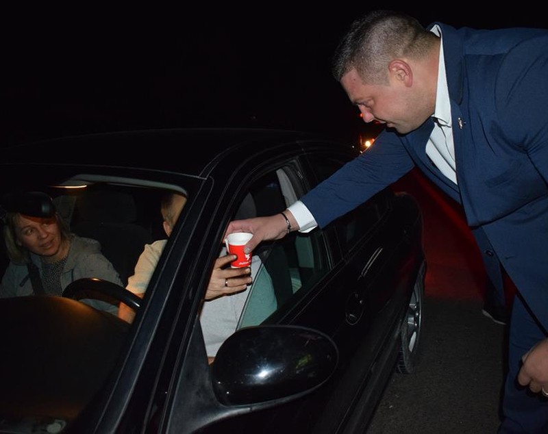 De ce a făcut cinste cu 100 de cafele prefectul de Vaslui șoferilor din trafic. O campanie de prevenire a oboselii la volan/ FOTO