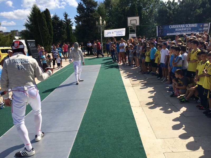Sabrerii s-au întâlnit cu copiii iubitori de scrimă din Slobozia / Foto: frscrima.ro