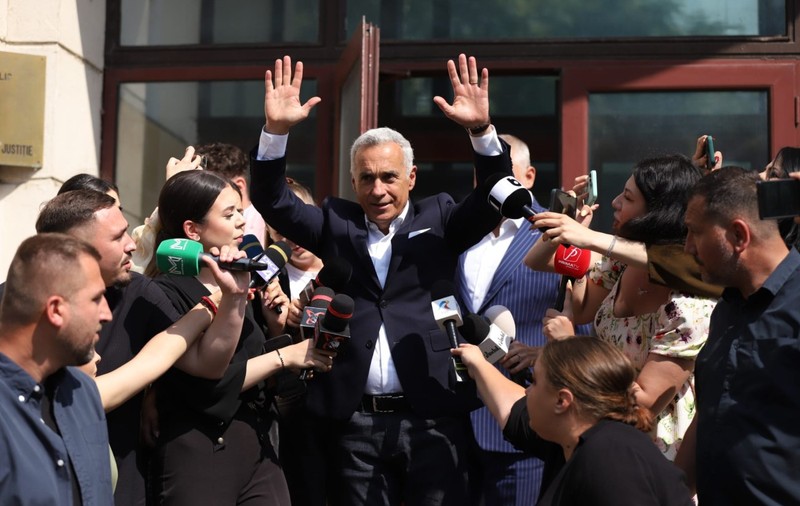 Călin Georgescu a fost la Parchetul General pentru prelungirea controlului judiciar. Câți fani l-au așteptat