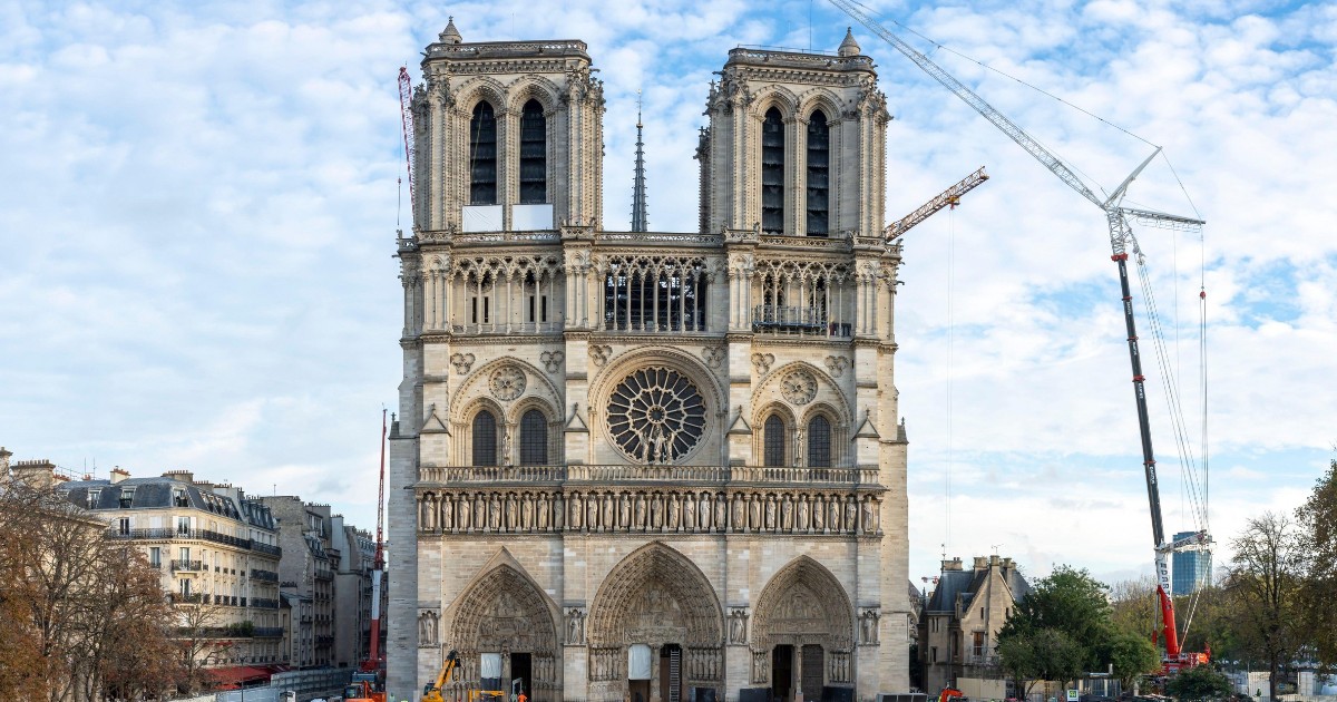 Vedere panoramică asupra locului de renovare al catedralei Notre-Dame