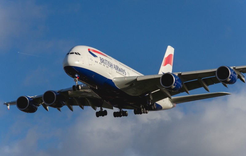 Piloții unui avion, forțați să deschidă geamurile după ce avionul s-a umplut cu „gaze toxice”