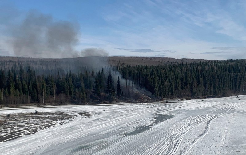 Un avion care transporta combustibil s-a prăbușit lângă un râu înghețat din Alaska
