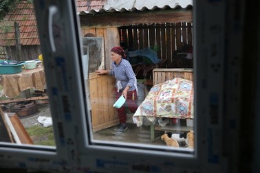 Bunica tânjeşte după o sursă de apă mai la îndemână în gospodărie