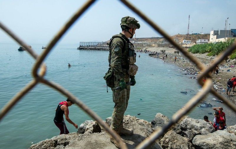 Exclava spaniolă Ceuta a adus militari la granița cu Maroc pentru a confrunta un nou val de migranți, anunțat pe rețelele sociale