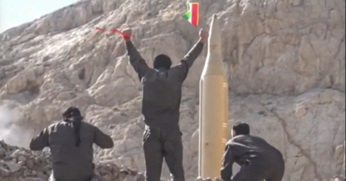 Membri ai Gărzilor Revoluționare din Iran se filmează lansând rachete Foto: Profimedia