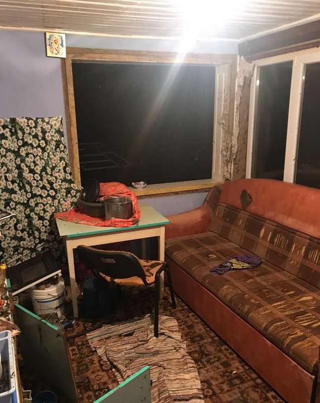 FOTO: Un tânăr din județul Vaslui a fost rănit în urma exploziei unei butelii în locuința sa