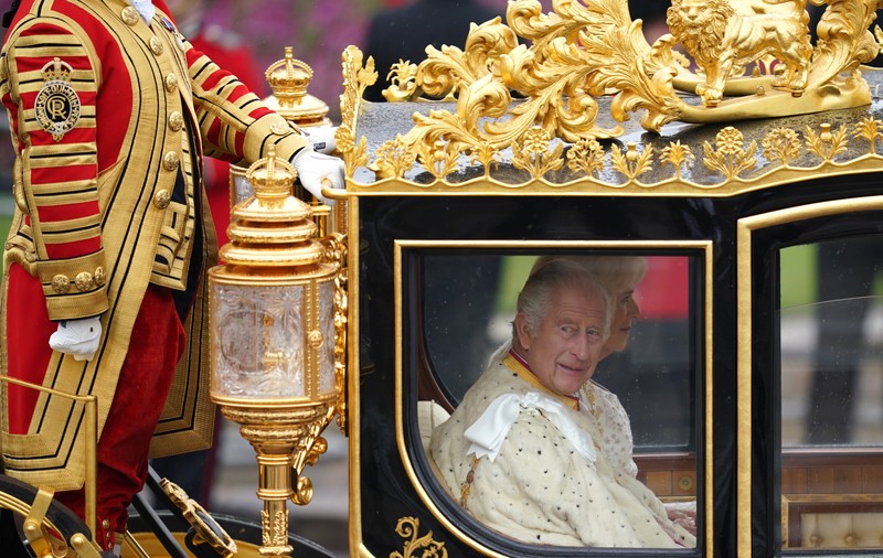 Primele imagini cu Regele Charles, în drum spre Westminster Abbey, unde are loc încoronarea