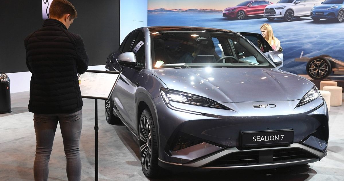 Un model BYD Sealion 7 este prezentat la Salonul Auto de la Essen, Germania, pe 06.12.2024