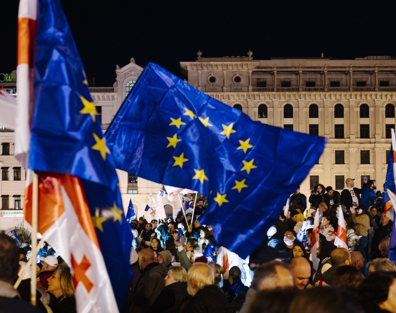 Georgia copiază iliberalismul lui Viktor Orban și se aruncă în brațele Moscovei. Interviu cu Clara Volintiru, expert relații internaționale
