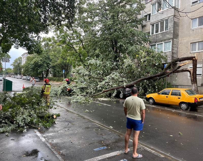 Urmările alertelor meteo de vijelii:  clădiri inundate și copaci doborâți de vânt. Unde a fost nevoie de intervenția pompierilor