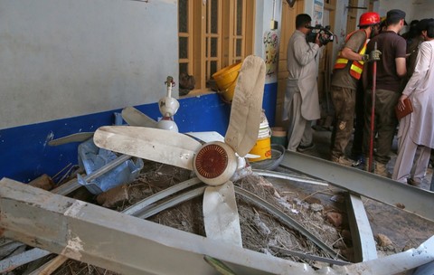 Operațiunile de salvare și dărâmăturile de la o școală privată din Peshawar, Pakistan, unde s-a prăbușit acoperișul.
