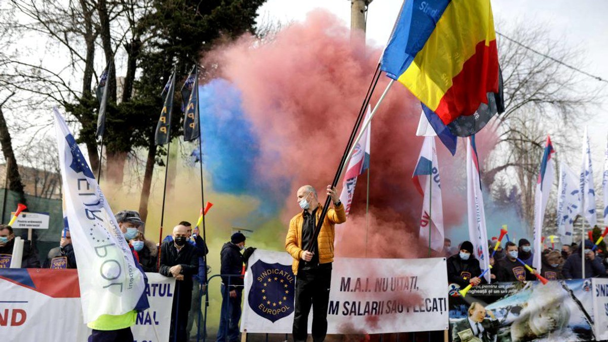 VIDEO Sindicaliștii din Poliție, protest cu fumigene și îmbrânceli cu jandarmii, la Palatul Cotroceni. Jandarmeria a aplicat amenzi de 10.000 de lei