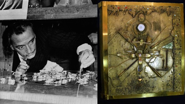 Colaj: Artistul spaniol Salvador Dalí (1904 - 1989) stropind vopsea dintr-un tub pe o placă metalică pentru a realiza o pictură pentru cartea sa „Apocalipsa Sfântului Ioan”, Paris, Franța, 15 noiembrie 1960// Apocalipsa, cartea acoperita de o coperta de 150 kg realizata de Salvado Dali