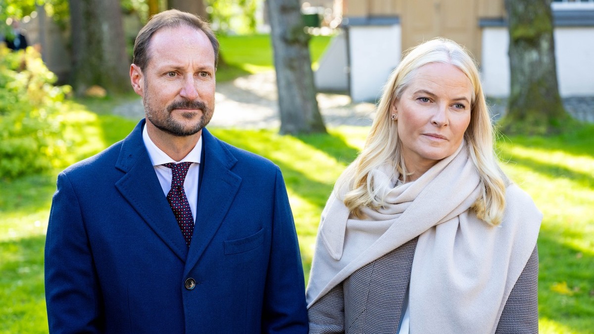 Mette-Marit Tjessem Hoiby era o mamă singură de 25 de ani când l-a întâlnit pe Haakon, pe atunci prinț moștenitor al Norvegiei,