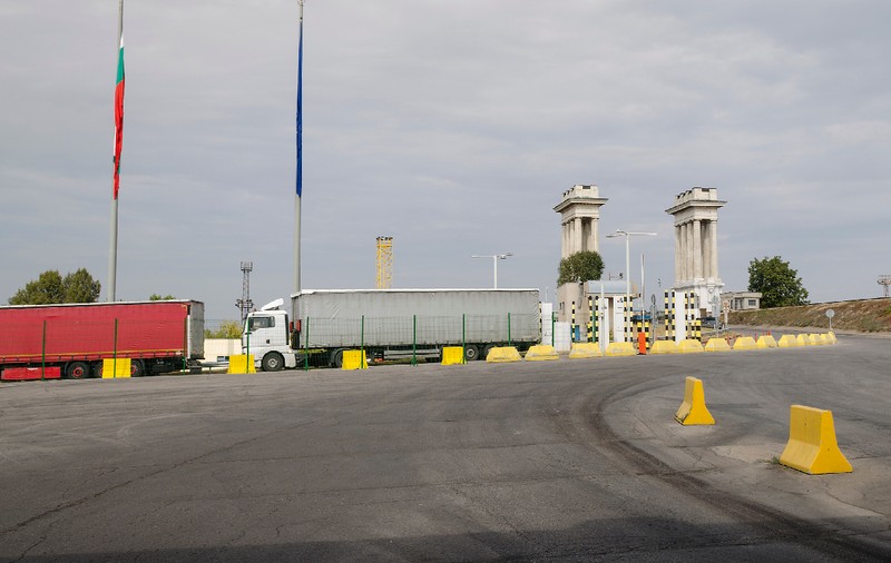 Un șofer român de TIR oprit de vameși la ieșirea din Bulgaria a rămas fără toată marfa din camion și a fost reținut