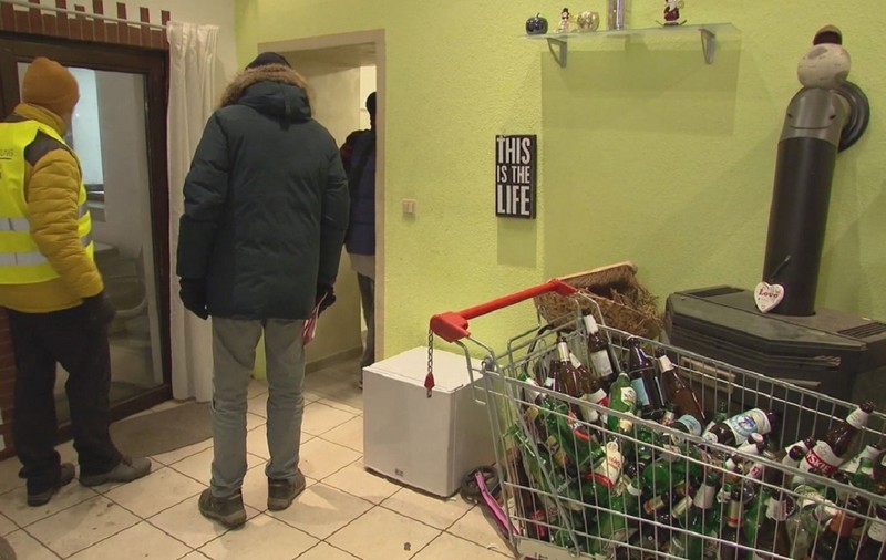Muncitori români angajați la abator în Olanda, cazați în Germania în condiții inumane: „Viața lor era în pericol!”