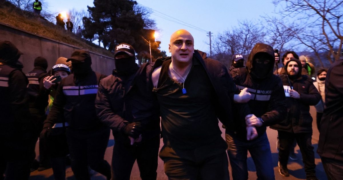 Liderul opoziției din Georgia, fiind condus de poliție către arest, 2 februarie 2025