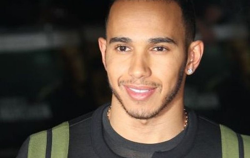 INSISTENŢA a dat roade! REFUZAT de 3 ori, pilotul de FORMULA 1 LEWIS HAMILTON a fost ACEEPTAT de soţ din A PATRA ÎNCERCARE!