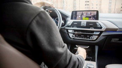 sofer-se-ajuta-de-camera-video-ca-sa-dea-in-marsarier123rf