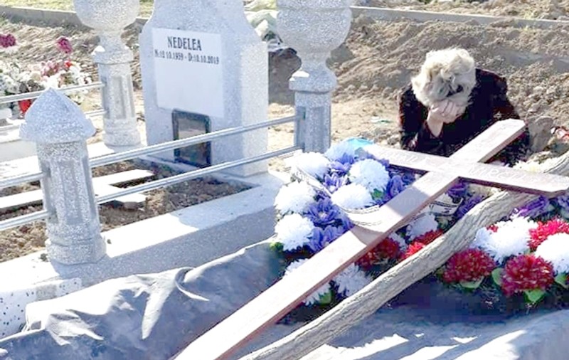 Un coșciug a fost acoperit cu o prelată și a fost lăsat de izbeliște de trei săptămâni în cimitirul din Bârlad!
