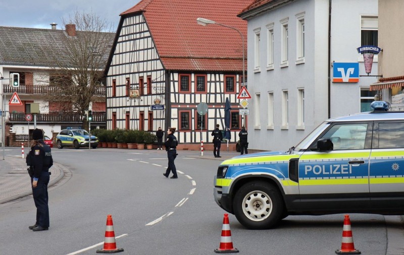 O femeie din Germania a fost ținută ostatică de un bărbat înarmat cu un cuțit