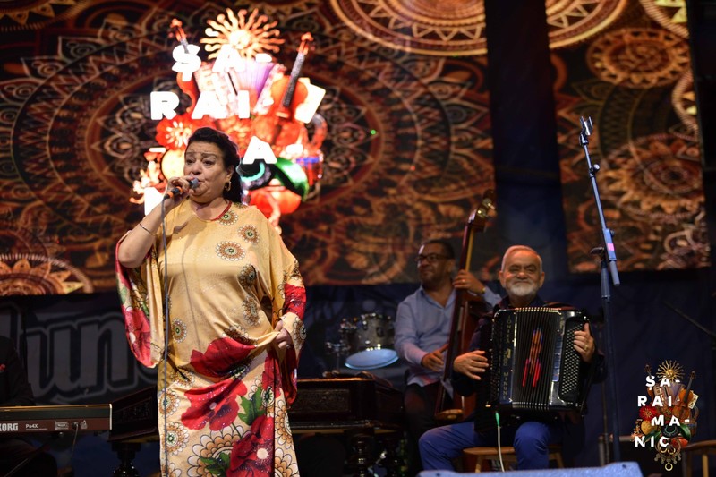 Solista Panseluţa Feraru şi acordeonistul Ionică Minune, pe scena Festivalului Şaraimanic de la Brezoi | Foto: Ștefan Marinescu