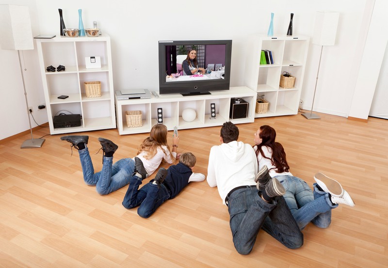 Românii petrec majoritatea timpului liber în fața televizorului