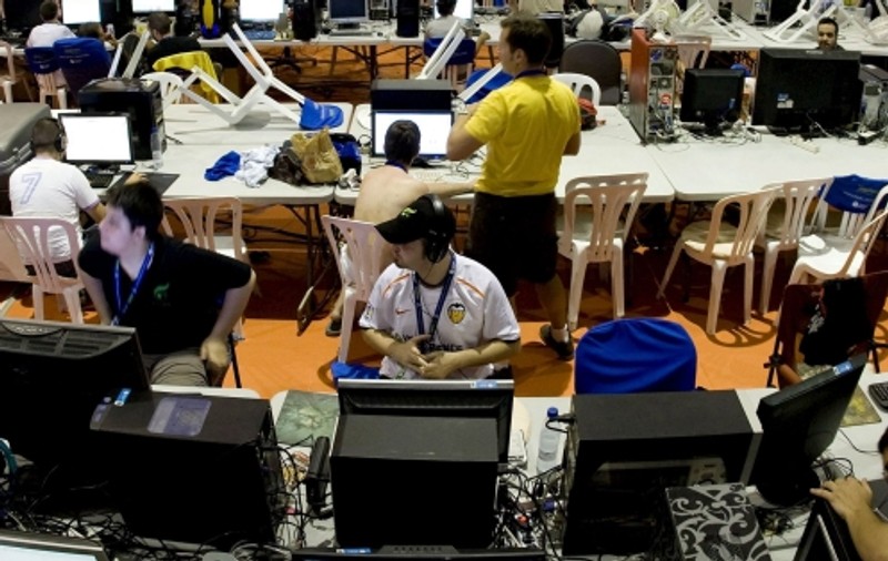 Gamerii sunt nişte "tocilari graşi şi deprimaţi"