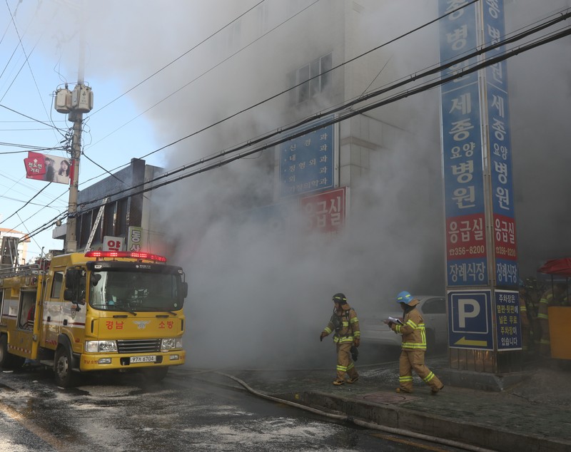 UPDATE / Incendiu devastator la un spital din Coreea de Sud, soldat cu peste 40 de morți
