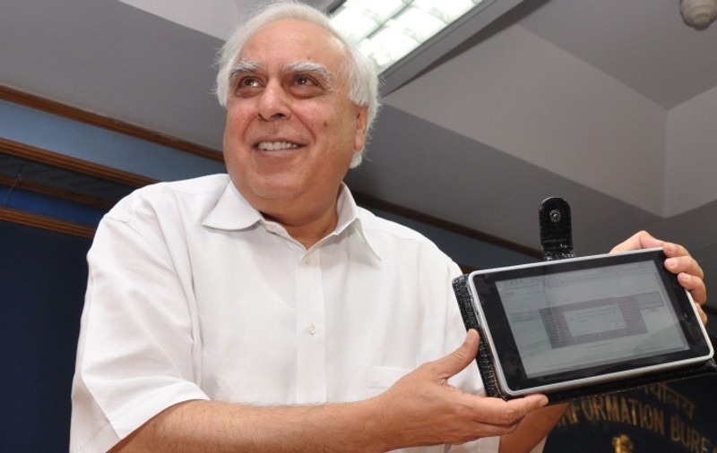 Indienii lansează propria tabletă care să concureze cu iPad-ul, la preţul de 35 $