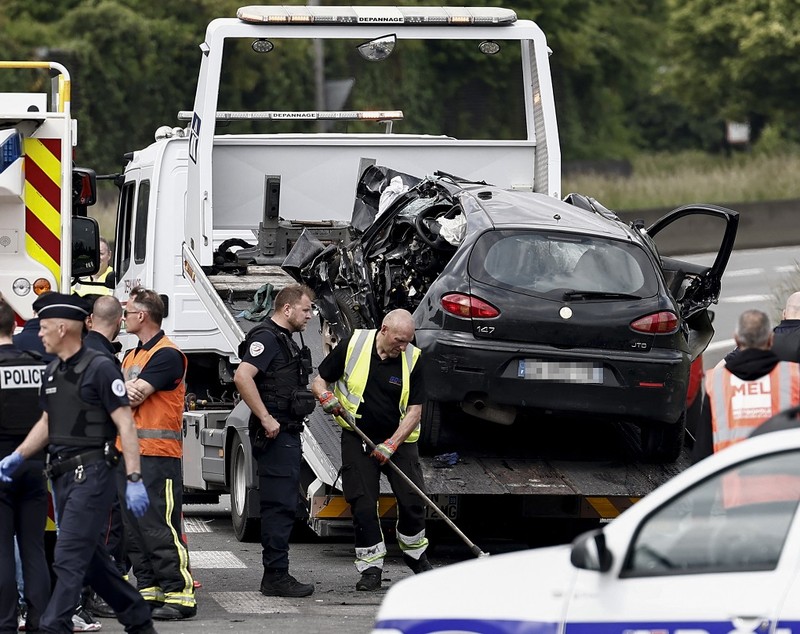 O adolescentă de 16 ani, găsită în viață în mașina în care au decedat trei polițiști, într-un accident cu 4 morți, în Franța